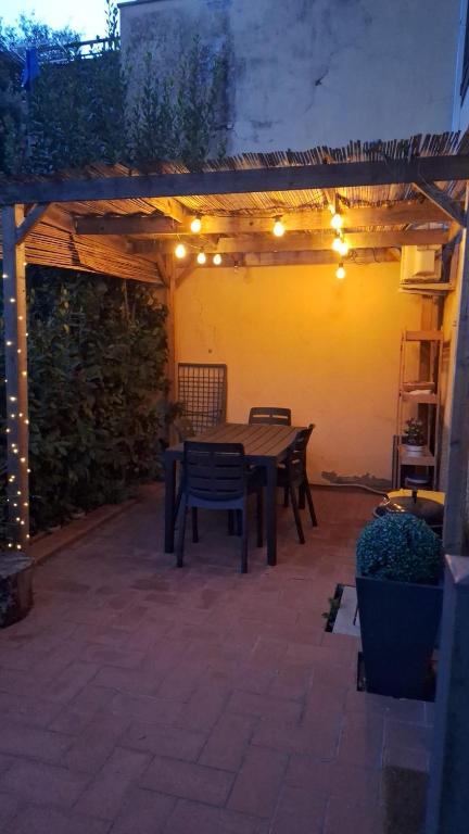 Loggiato esterno con luci della casa vacanze in campagna toscana