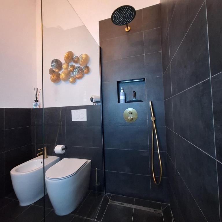 Bagno con doccia dell'appartamento turistico a Castelfiorentino